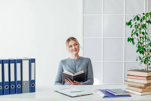 Kobieta biznesu pracuje przy biurku w biurze z książek szkolenia — Zdjęcie stockowe