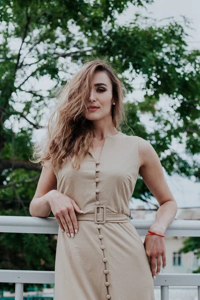 Retrato de uma mulher bonita em um vestido bege — Fotografia de Stock