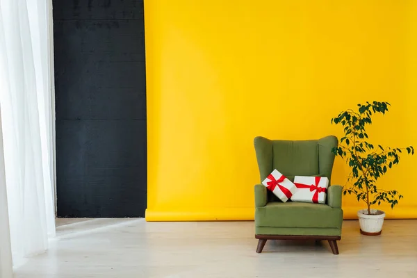 Židle Dárkem Interiéru Místnosti Žlutým Pozadím — Stock fotografie