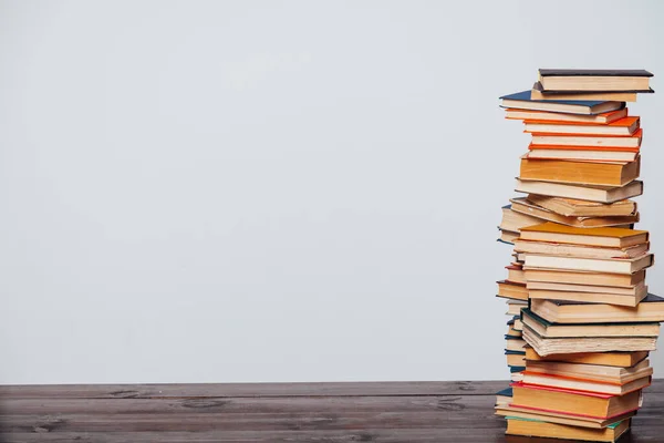 Stapel Von Lehrbüchern Vor Dem Hintergrund Der Mauer — Stockfoto