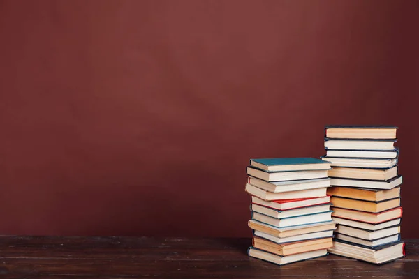 Viele Stapel Bücher Zum Lernen Der Universitätsbibliothek Auf Braunem Hintergrund — Stockfoto