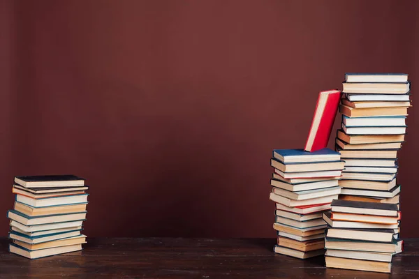 Viele Stapel Bücher Zum Lernen Der Universitätsbibliothek Auf Braunem Hintergrund — Stockfoto