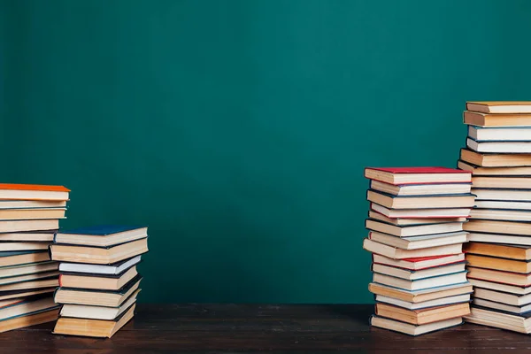 Viele Stapel Bücher Zum Unterrichten Der Schulbibliothek Auf Grünem Hintergrund — Stockfoto
