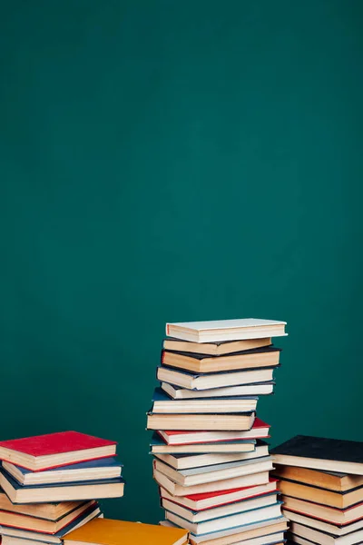 Muchos Montones Libros Para Enseñar Biblioteca Escuela Sobre Fondo Verde — Foto de Stock