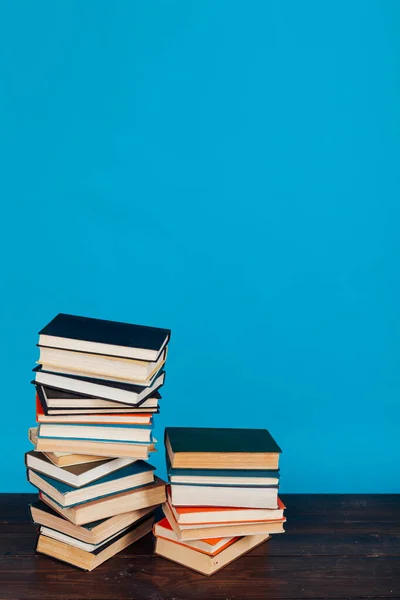 Muchas Pilas Libros Para Enseñar Biblioteca Sobre Fondo Azul — Foto de Stock