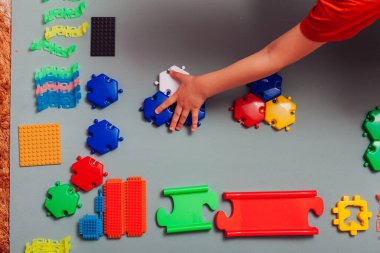 Gri arka planda ev için çocuk oyun tasarımcısı