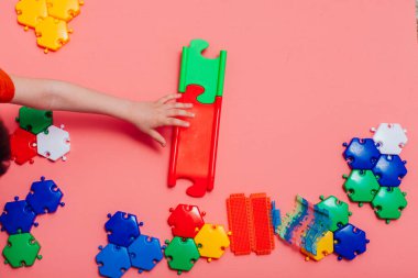 Pembe arka planda çocuklar için oyun tasarımcısı