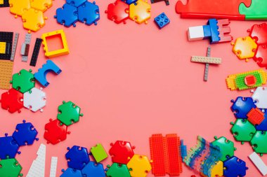 Pembe arka planda çocuklar için oyun tasarımcısı