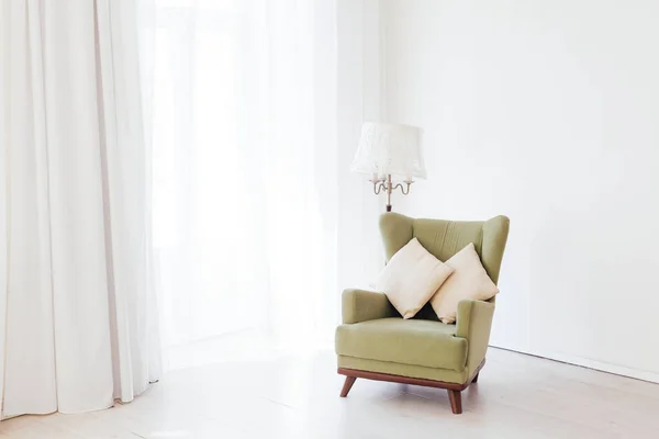 Cadeira vintage verde no interior da sala branca da casa — Fotografia de Stock