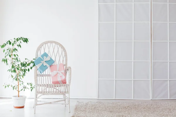 Retro židle s dárky v interiéru bílého pokoje domu — Stock fotografie