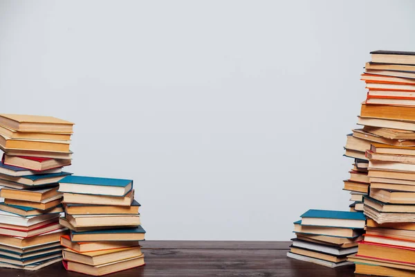 Stapel von Lehrbüchern Universitätsbibliothek Hintergrund — Stockfoto