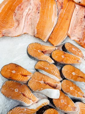 Arka planda yemek pişirmek için taze deniz ürünleri.