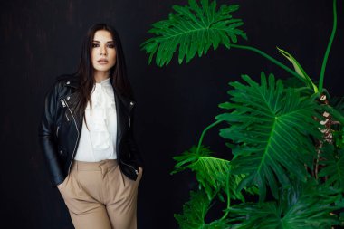 Yeşil bitki yaprakları olan, doğulu, güzel bir kadının portresi.