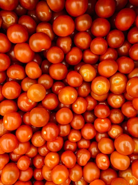 잘 익은 토마토를 많이 먹습니다. — 스톡 사진