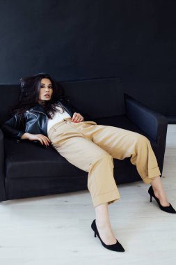 Siyah deri ceketli, doğulu güzel bir kadının portresi.