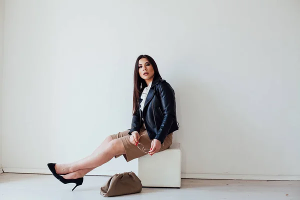 Retrato de uma bela mulher morena oriental na moda em uma jaqueta de couro preto — Fotografia de Stock