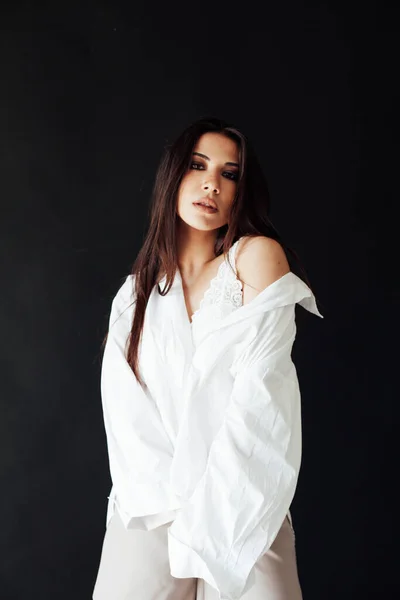 Retrato de una hermosa mujer morena oriental de moda en una camisa blanca y pantalones cortos —  Fotos de Stock