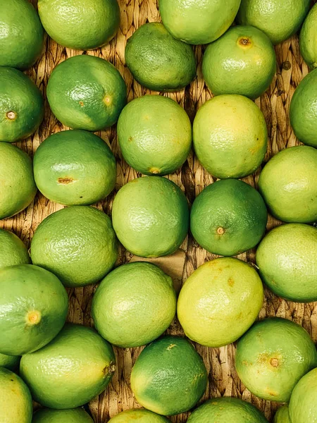 Un montón de limas verdes maduras para comer fondo — Foto de Stock