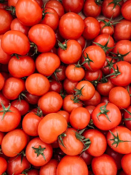 Viele reife leckere Tomaten zum Essen Hintergrund — Stockfoto