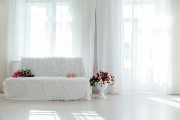 Білий диван в інтер'єрі кімнати з вікнами світить сонце — стокове фото