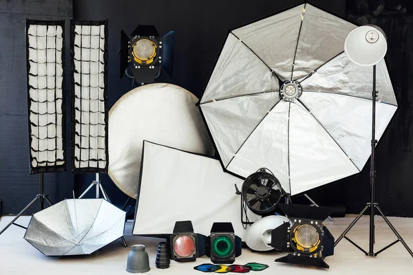 Fényképezés studio equipment flash accessories professzionális fotós — Stock Fotó