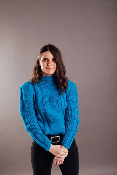 Красивая брюнетка в голубом свитере — стоковое фото