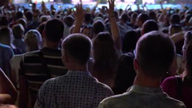Kalabalık, insanların gece konserlerinde dans etmesini destekliyor.