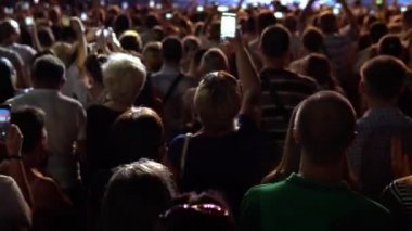 Kalabalık, insanların gece konserlerinde dans etmesini destekliyor.