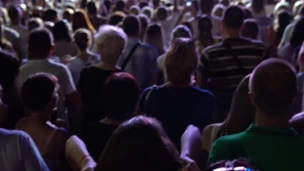 Multidão apoia as pessoas dançam à música em concerto à noite — Vídeo de Stock