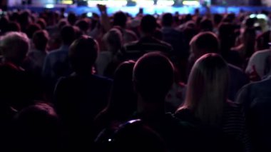 Kalabalık insanların konserde dans etmesini destekliyor.