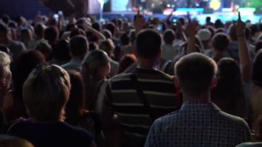 Kalabalık insanların konserde dans etmesini destekliyor.