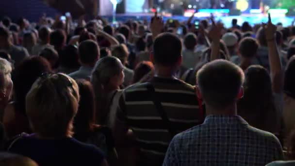 Dav podporuje lidi tančit na hudbu na koncertě — Stock video