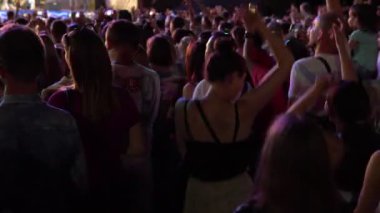 Kalabalık, insanların gece konserlerinde dans etmesini destekliyor.