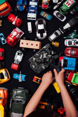 Çocuk oyuncağı oyun daktiloları geliştiren çocuklar.