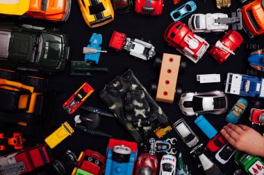 Çocuk oyuncağı oyun daktiloları geliştiren çocuklar.