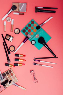 Pembe arka planda makyaj makyajı ruju.