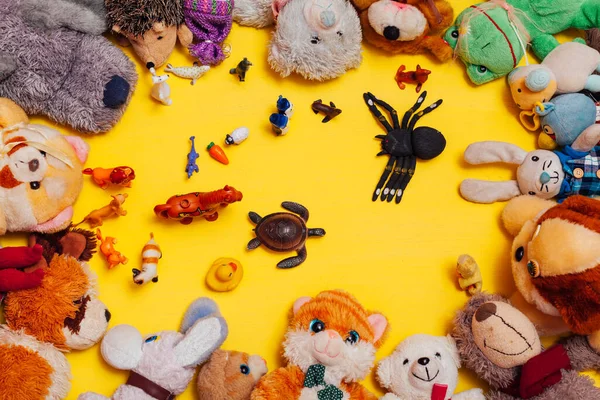 Іграшки для розвитку і ігри хлопчики і дівчатка жовте походження — стокове фото