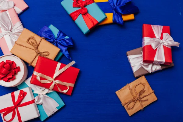 Lotes de presentes para uma festa de aniversário em um fundo azul — Fotografia de Stock