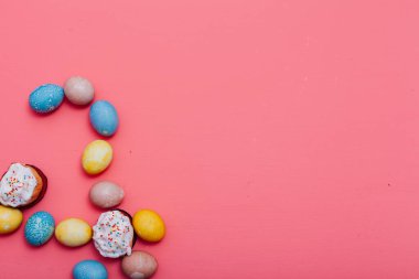 Aile Paskalya Bayramı pastası pembe arka plan