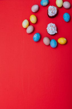 Aile Paskalya Bayramı Tatil Pastası Kırmızı arka plan