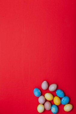 Aile Paskalya Bayramı Tatil Pastası Kırmızı arka plan