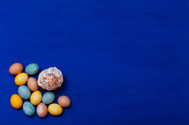 Parlak Paskalya bayramı pastası mavi arka plan