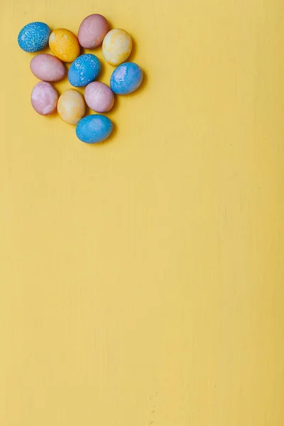 Páscoa brilhante feriado ovo bolo fundo amarelo — Fotografia de Stock