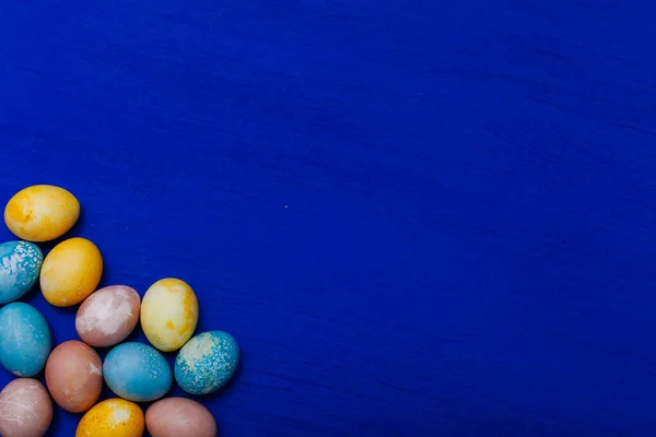 Páscoa brilhante feriado ovo bolo fundo azul — Fotografia de Stock