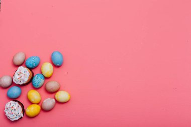 Aile Paskalya Bayramı pastası pembe arka plan