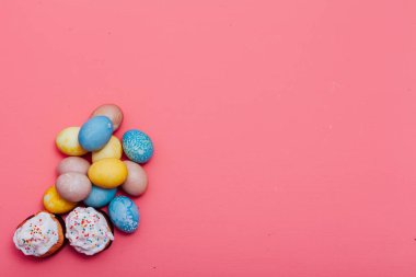 Aile Paskalya Bayramı pastası pembe arka plan