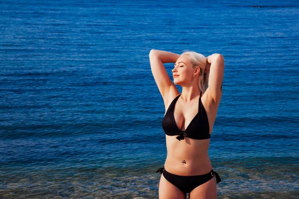 해변에서 일광욕을 즐기는 수영복을 입은 여자 — 스톡 사진
