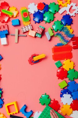 Oyunları geliştiren çocuklar pembe arka planda tasarımcı topluyorlar