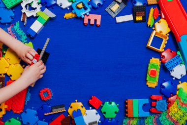 Oyunları geliştiren çocuklar mavi arkaplanda tasarımcı topluyorlar