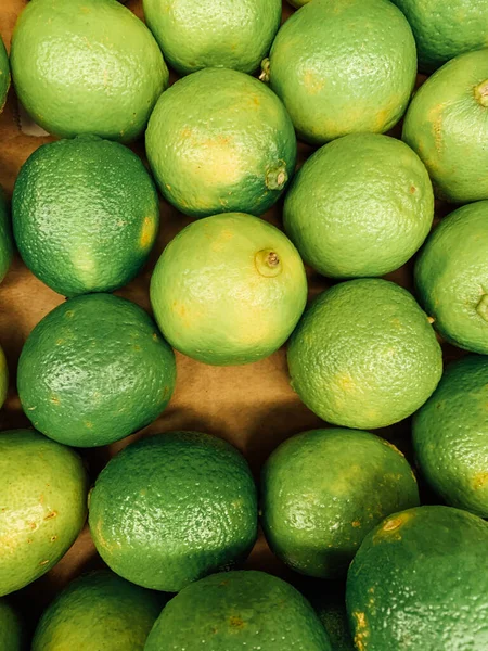 Un montón de fruta de lima verde madura para comer como fondo — Foto de Stock